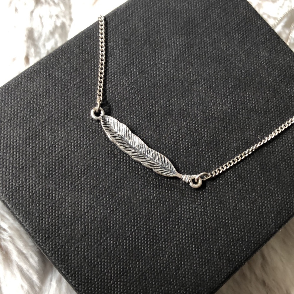 2/$25! ⭐️ Silver feather pendant‎ necklace